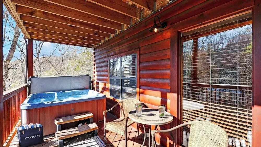 Grand Getaway Cabin by Avantstay A-frame Retreat + Hot Tub + Pool Access, Game Room Mins to Dollywood
