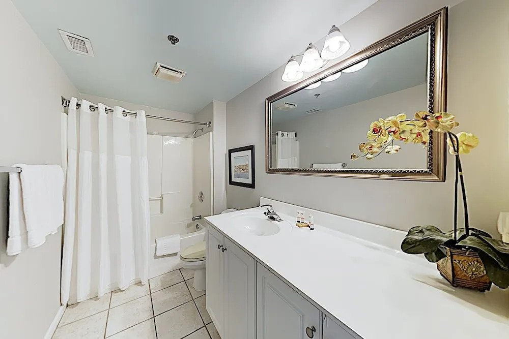 2 Historic District S, River-views Balconies 2 Bedroom Condo