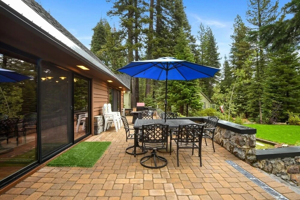 Villa Montagna Lodge 5 Bedroom Home by Redawning