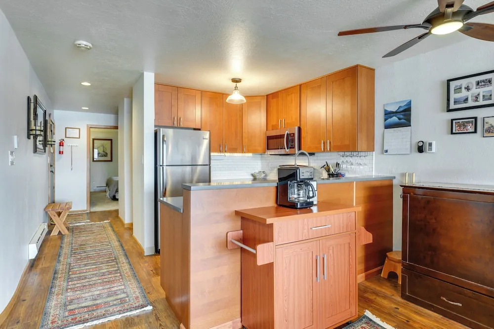8 Mi to Keystone Resort: Dillion Condo w/ Hot Tub!