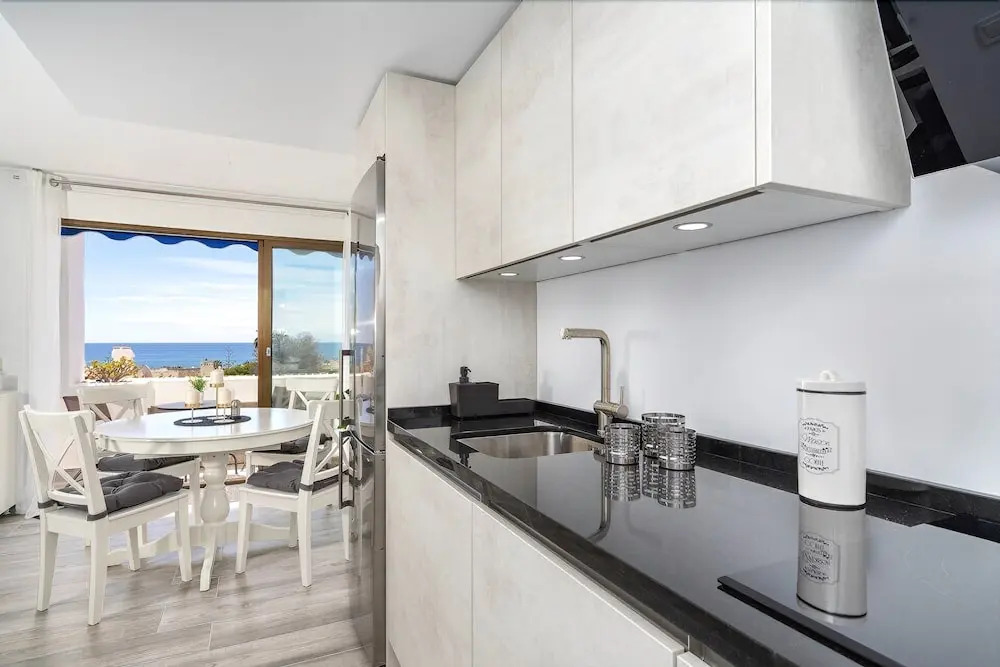 Stunning 2BR Apartment near the Beach Ref 54