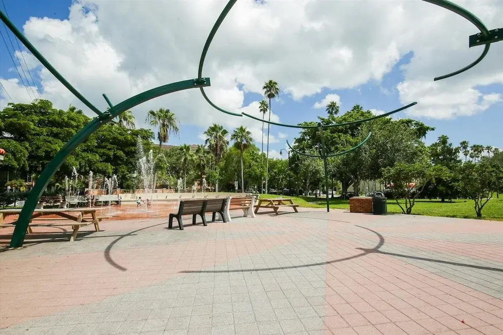 Venice Beach Two Bedroom Private Condo with Community Pool, Gulf Beach Access and Water Views! 2 Condo