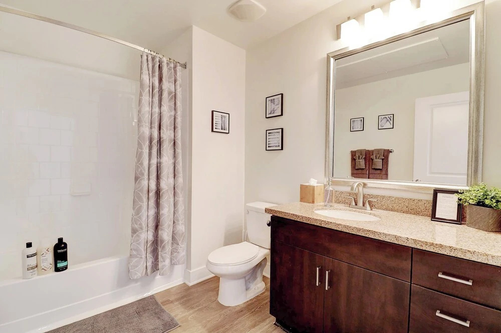 Loft with Views-King Bed-Close to Shop/Dine-Parking 4011