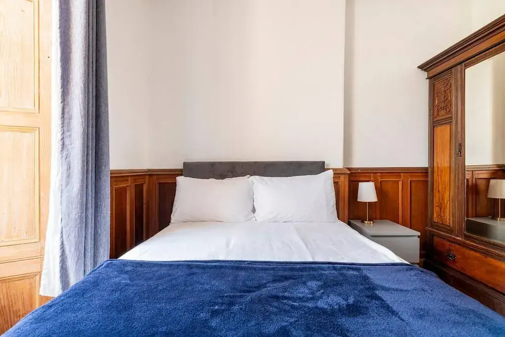 Stunning 5 Bedroom Large Apartment With Parking