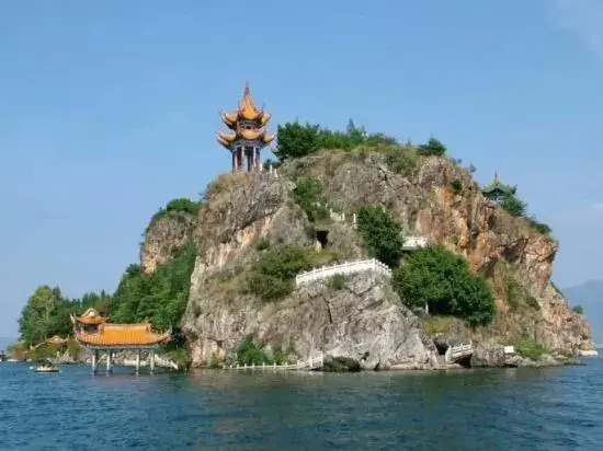 Fuxian Lake Sea Chao Inn (Gushan Scenic Area)(抚仙湖海潮客栈（孤山风景区店）)