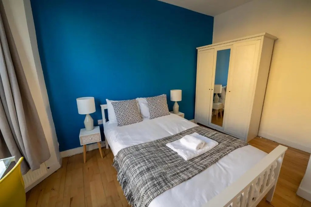 Spacious 5 Bed House, perfect for groups, great location