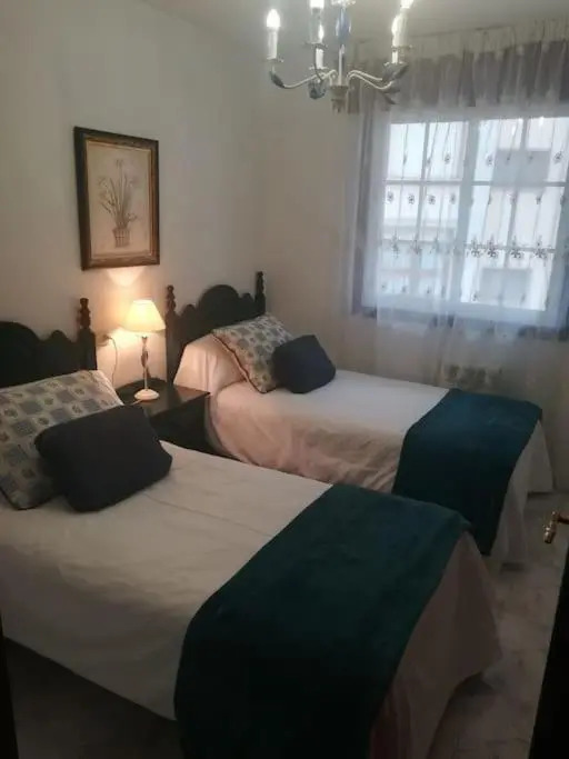 Apartamento en edificio nuevo, con piscina, vistas a la ría y al puerto, ESTANCIA MÍNIMA 14 noches, perfil familiar, no se admiten grupos de jovenes