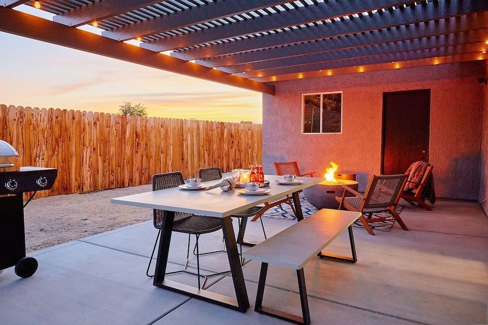 Live Centered with Hot Tub, Fire Pit In Joshua Tree home