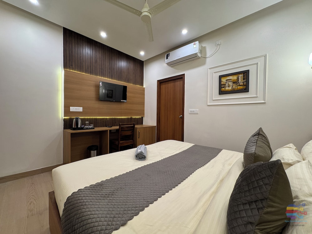 Vaidik Palace - 800 mtr from Prem Mandir