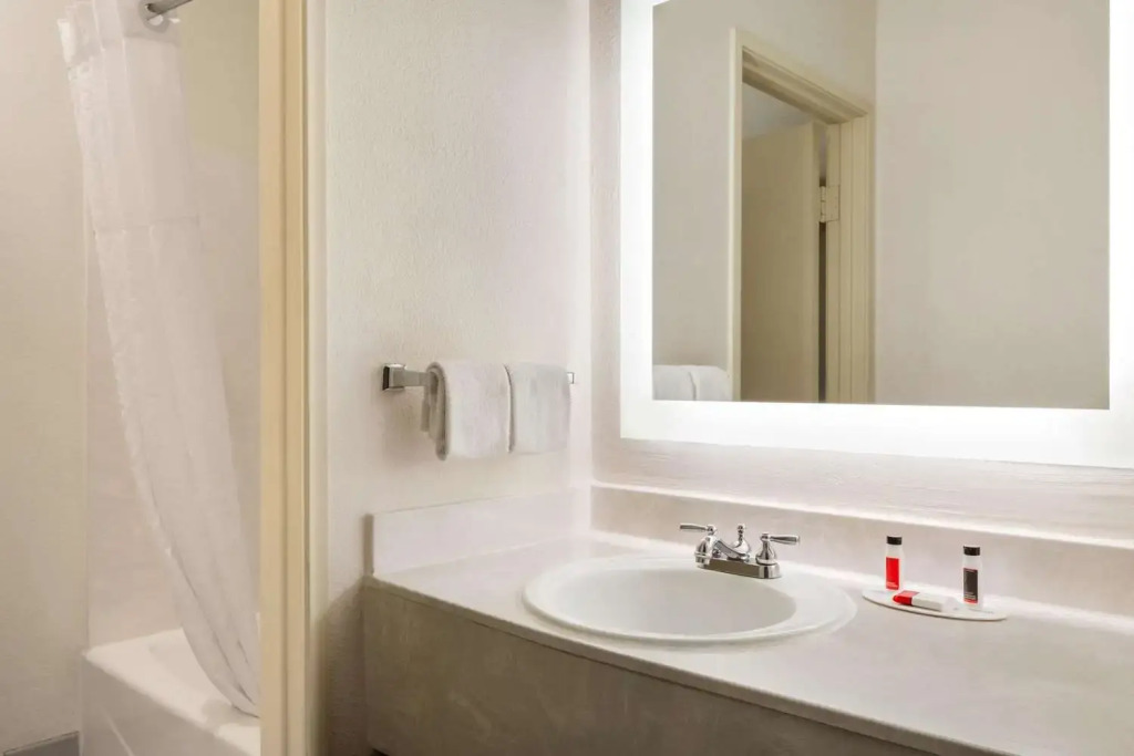 Howard Johnson Suites Central