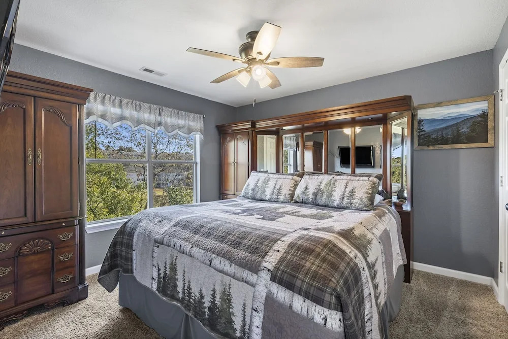 Penthouse Lodge - In Heart of Ozarks!