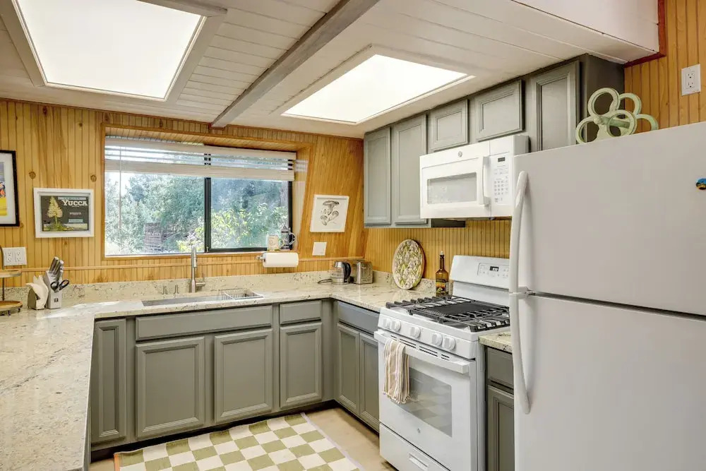 Walk to Village: Cozy Cabin in Pine Mountain Club