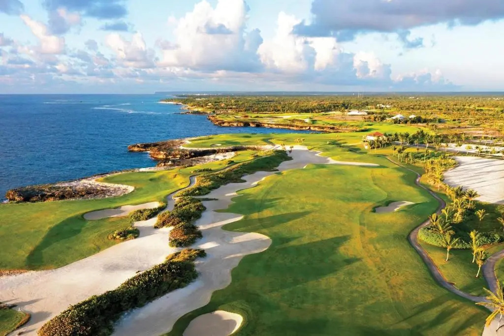 Luxurious Fully-staffed Villa With Amazing View in Exclusive Golf Beach Resort