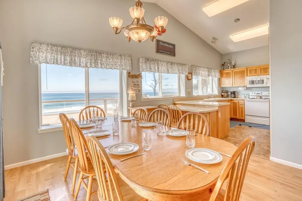 Oceanview Hot Tub and Cozy Bonus Room - Charming Coastal Retreat