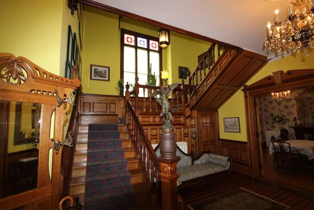 Bread & Roses Inn