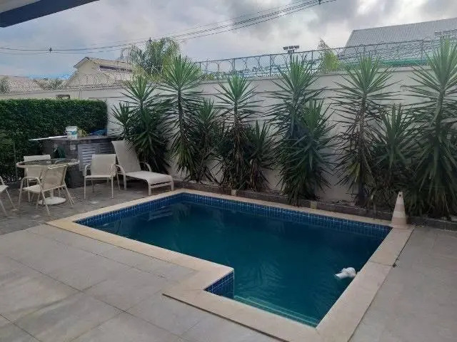 Casa com 4 quartos e piscina