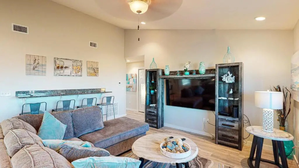 AH-G226 Remodeled Second Floor Condo, Shared Pool & Hot Tub, Near Marina