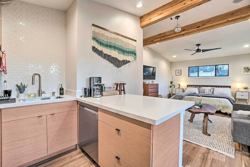 Cozy Flagstaff Studio w/ Patio - Near Dtwn!