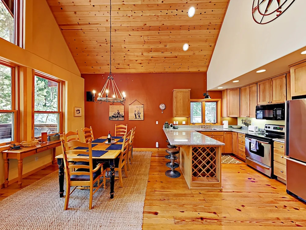 3br/2.5ba Lake  3 Bedroom Home