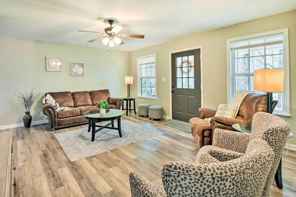 Beautiful Clarkesville Home about 8 Mi to Helen!