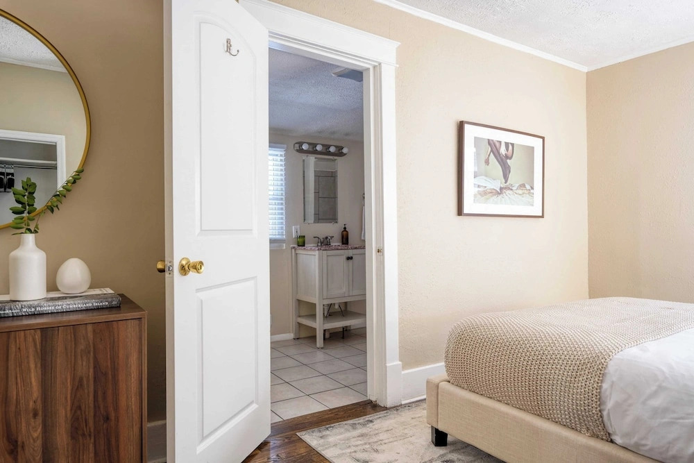 Louise by Avantstay Cute Nashville Home w/ Large Yard & Firepit!