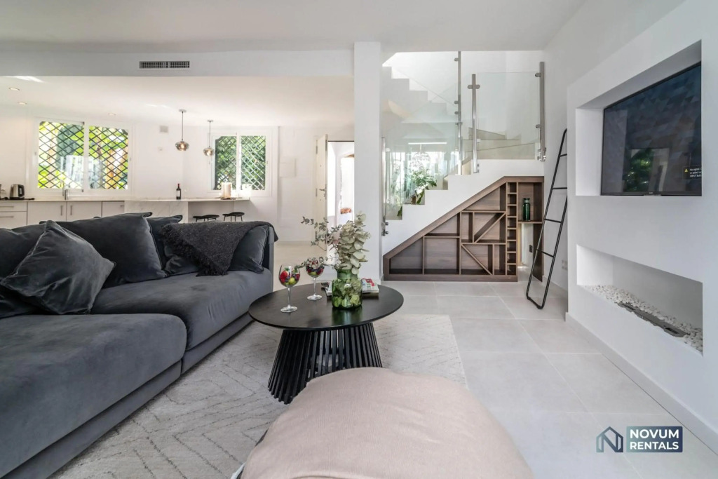 TOP RENOVATED 3-BDRM TOWNHOUSES with POOL, BBQ & ROOFTOP TERRACES