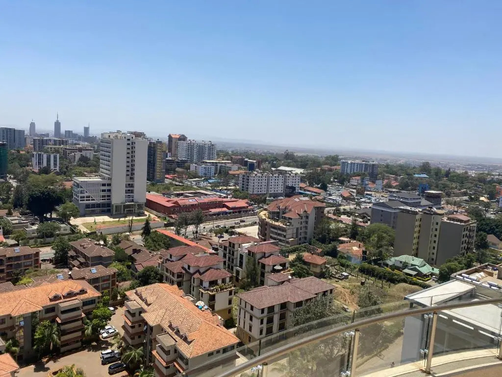 Karim house, 2 bedroom apartment with king beds, balcony view and workspace in Kilimani Nairobi