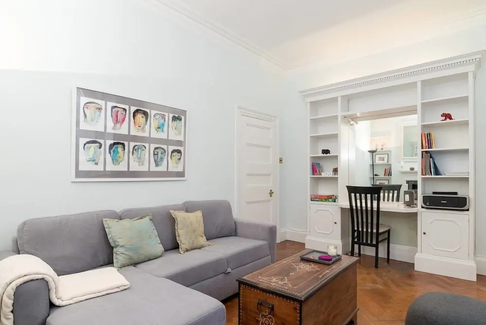 Lovely 1BR Home Near Holland Park, 4 Guests
