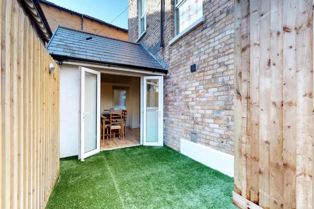 Superb 2 beds 2 baths New Apartment w/ Garden+Patio