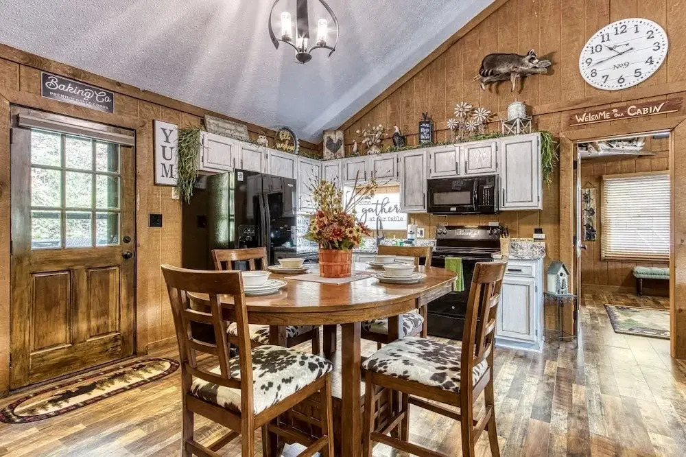 ER26 - Sasquatch Inn - Great Location! Close To Town Resort Pool! cabin