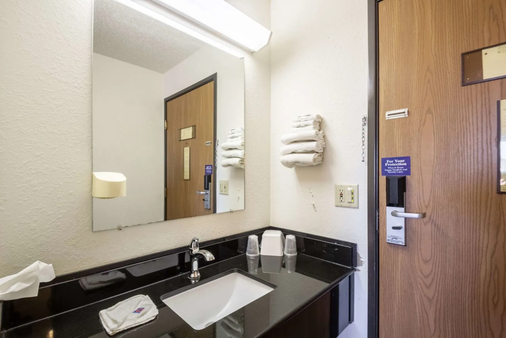 Motel 6-Saukville, WI