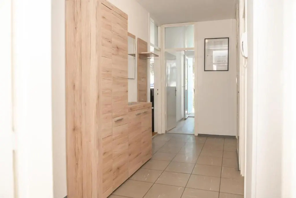 Sunny & Spacious, 2BD suite with free parking