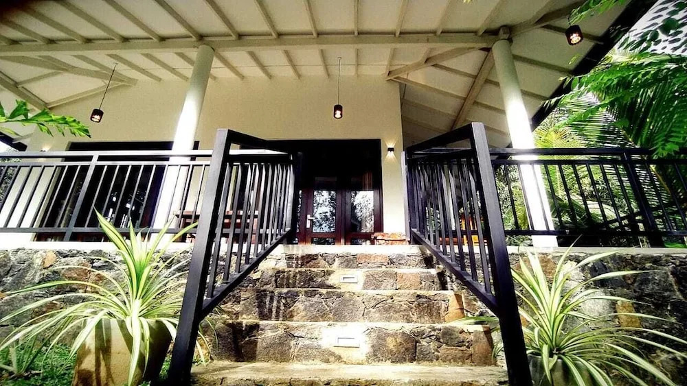 White Villa Goyambokka - Private Pool Villa