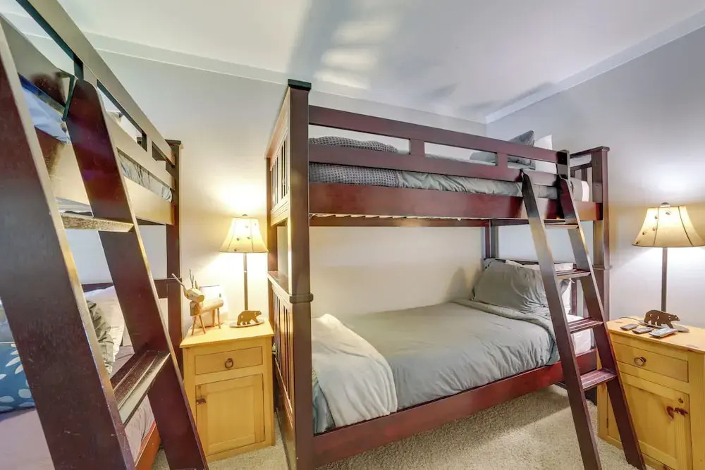 Walk to Ski Lift: Mtn-view Condo in Mammoth Lakes