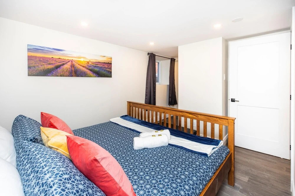 Prime Location - Upscale 1BR Apt With King Bed - Steps From Byward Market