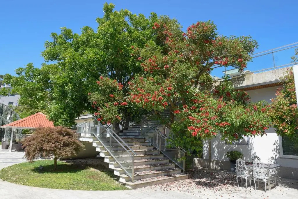 Sundial Gardens & Suites