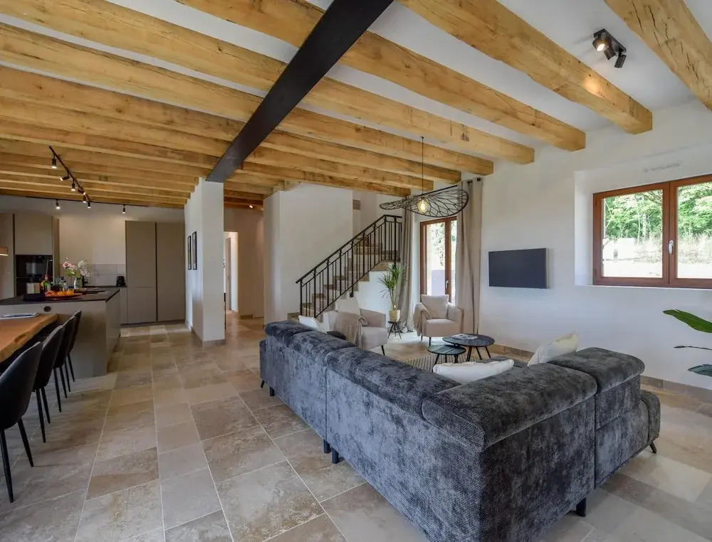 Elegant 10-guest Villa With Pool & Castle Views