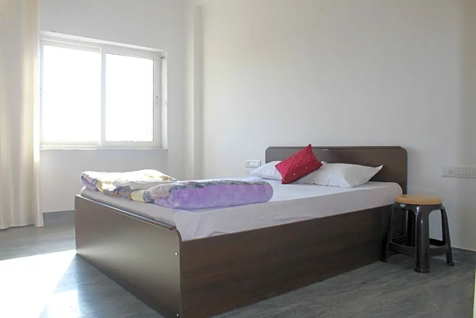 OYO HOME 84939 Choudhary White House