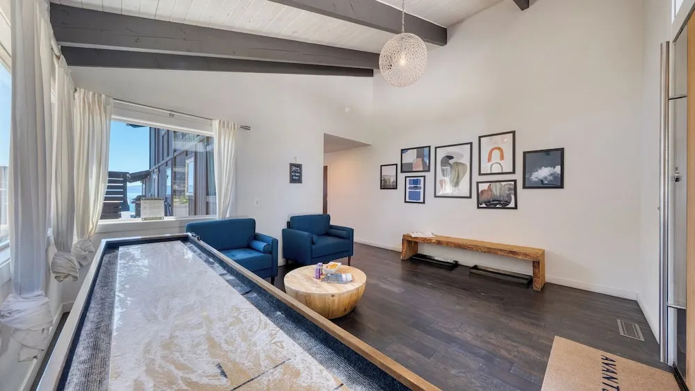 Lakeview by Avantstay Private Waterfront Cabin on Lake Tahoe w/ Hot Tub & Views