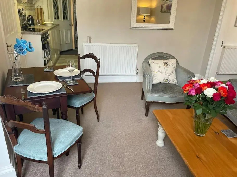 Lovely 1 Bed Flat in Victorian House 300m Seafront (Adults Only)