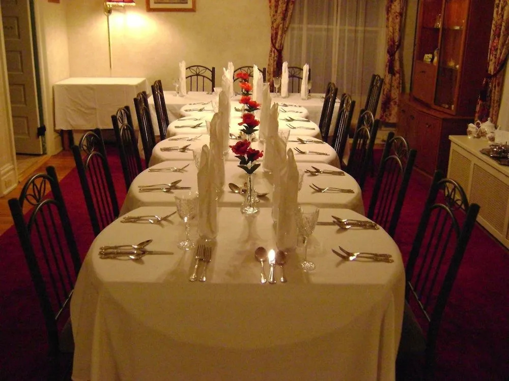 Отель Джирарда Four Creeks Bed & Breakfast