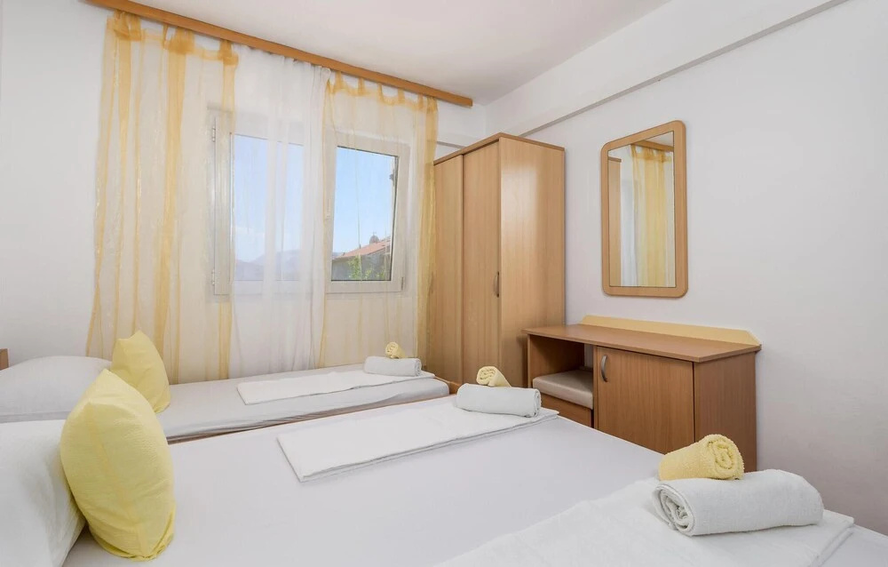 Beautiful Apartment in Lopar With 3 Bedrooms and Wifi