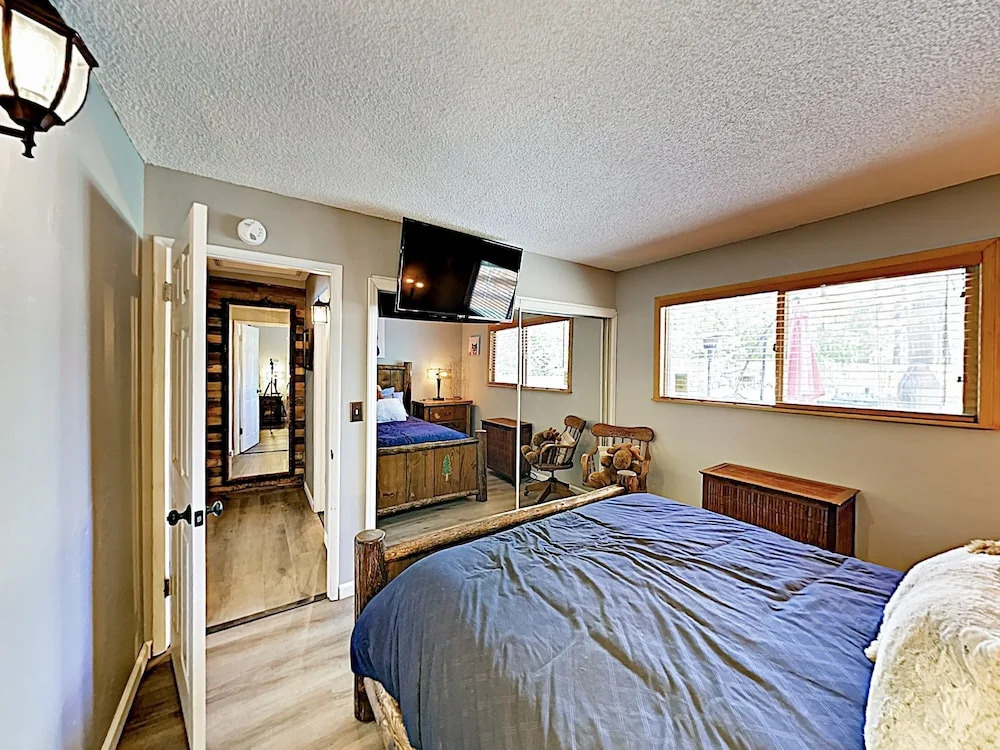 New Listing! Foxy Bear - Relaxing Woodsy 2 Bedroom Cabin