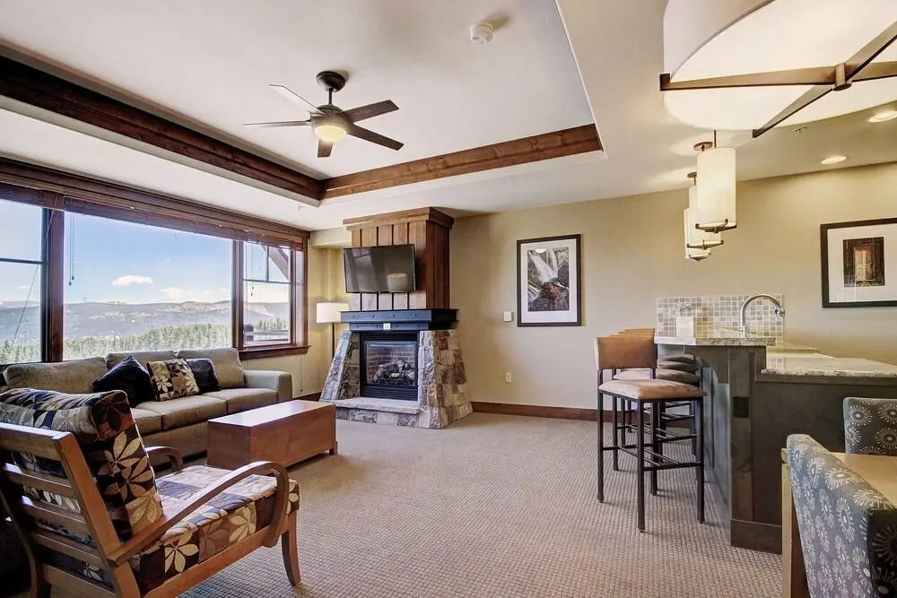 Slopeside  At Base Of Peak 8, Sleeps 6! 1 Bedroom Condo by RedAwning
