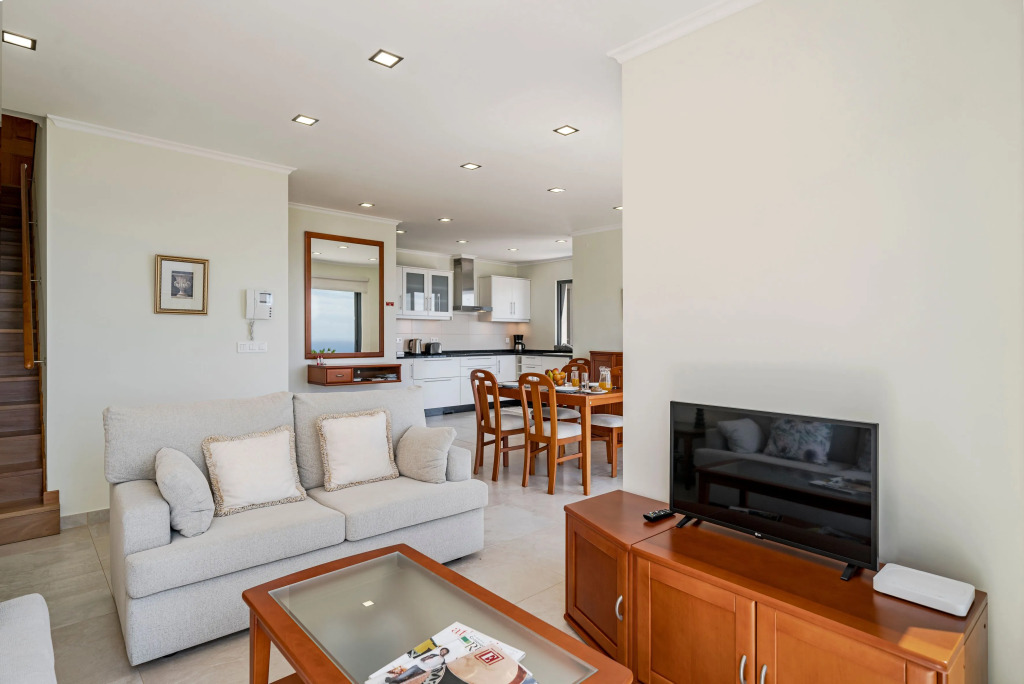Great 3 bedroom villa with garden in Calheta, stunning views | Casa Amaro Sol