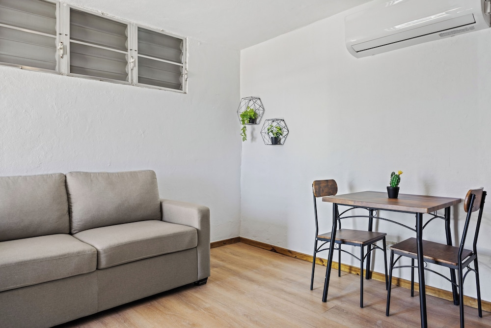 Castellana by Otium