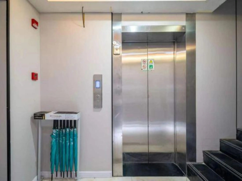 Baiyou Hotel (Shanghai Hongqiao Airport Wuzhong Road)