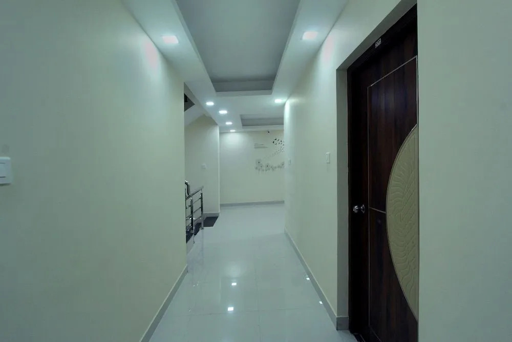 Oyo 26193 Hotel Maple Suites