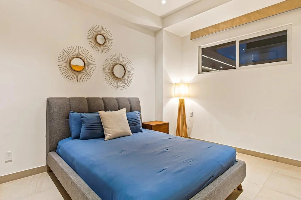 Peaceful Modern Condo With Rooftop Pool, Washer-dryer and Fitness Room