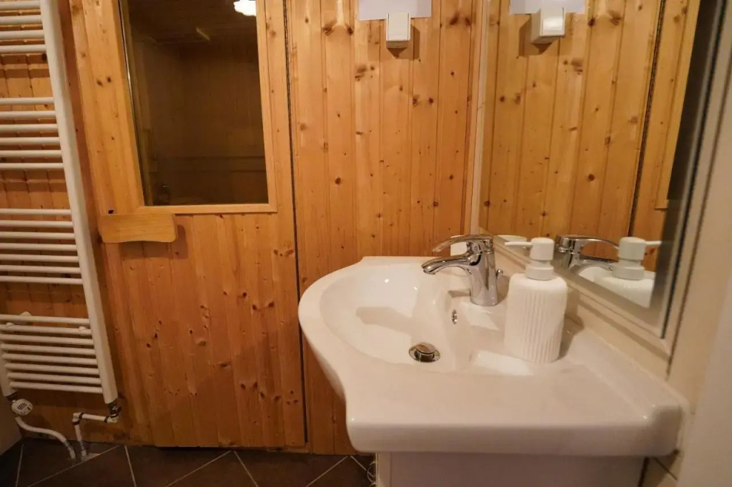 Apartment Mojstrovka with Sauna and free parking on site in city center